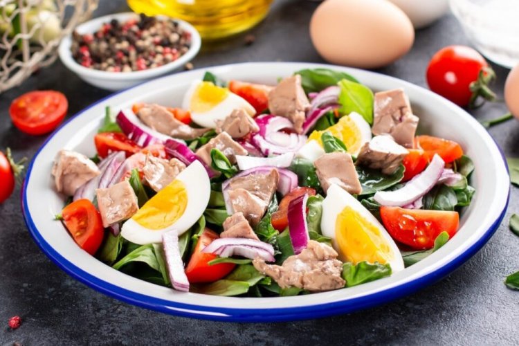 Ensalada con hígado de bacalao y huevos de codorniz