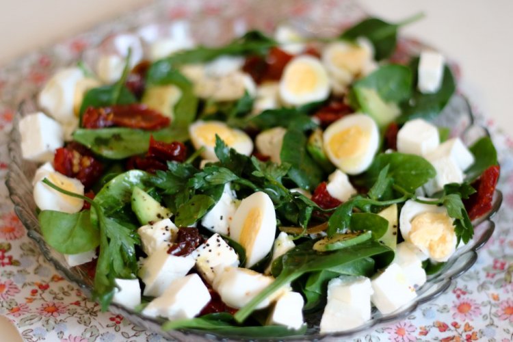Ensalada con huevos de codorniz, aguacate y tomates secos