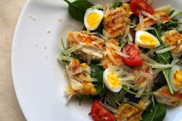 Ensalada con pollo y huevos de codorniz