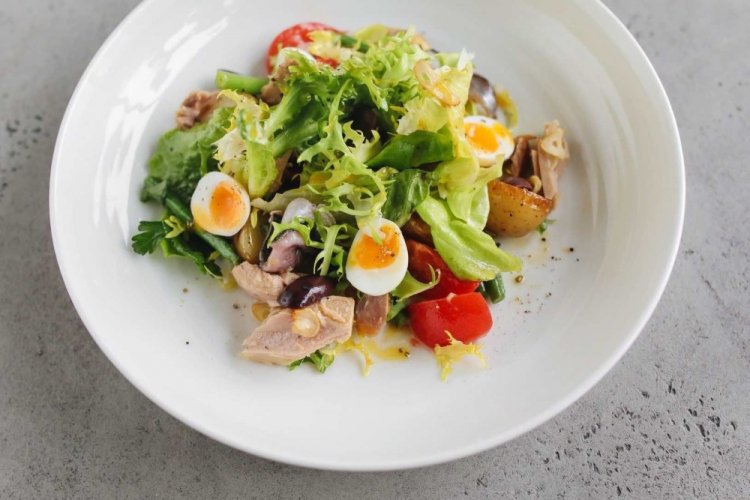 Ensalada Niçoise con huevos de codorniz