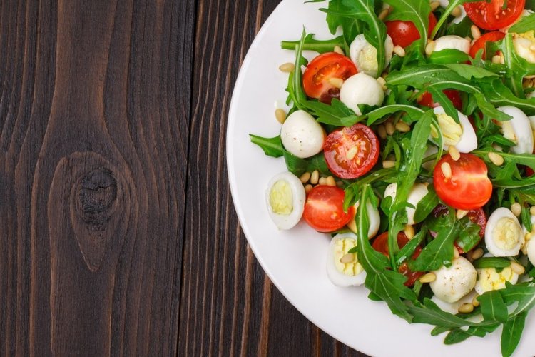Ensalada con huevos de codorniz y rúcula