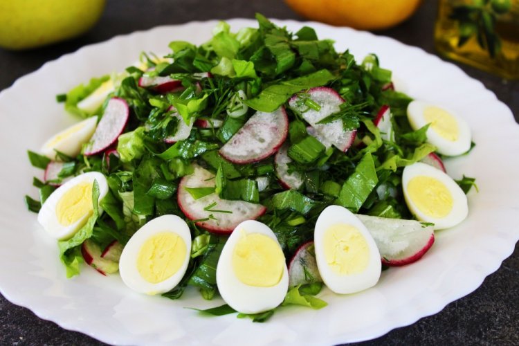 Ensalada con huevos de codorniz y espinacas