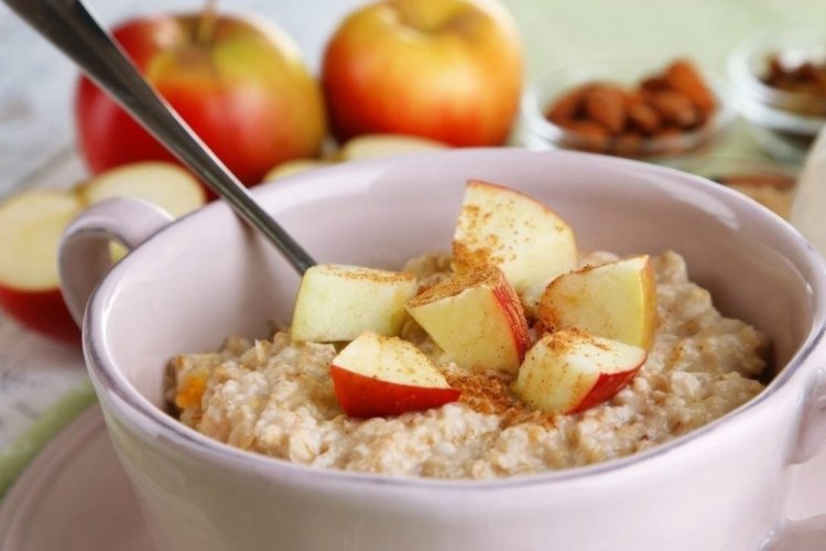 Avena con manzanas para el desayuno