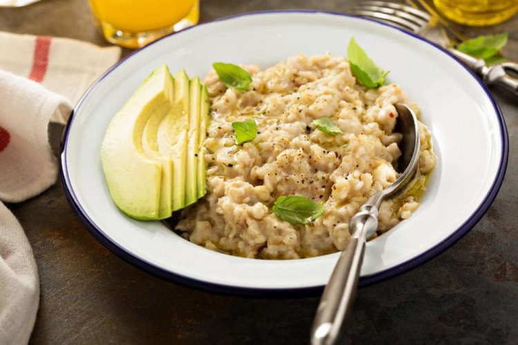 Avena con queso para el desayuno