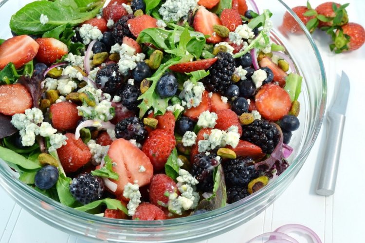 Ensalada de frutas y bayas con pera
