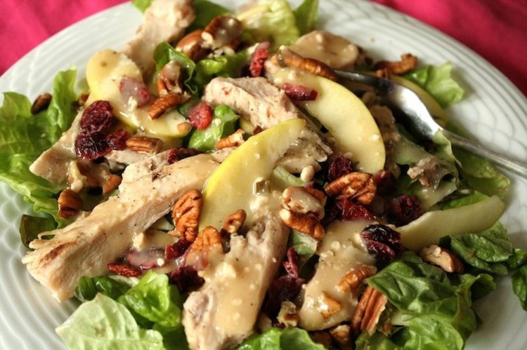 Ensalada de pollo ahumado y pera