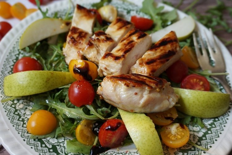 Ensalada de filete de pollo y pera