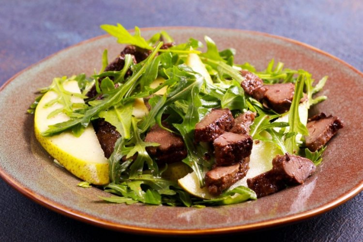 Ensalada de hígado de pollo y pera
