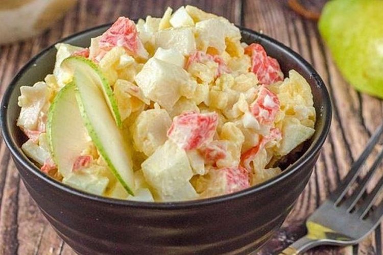 Ensalada de palitos de cangrejo y pera