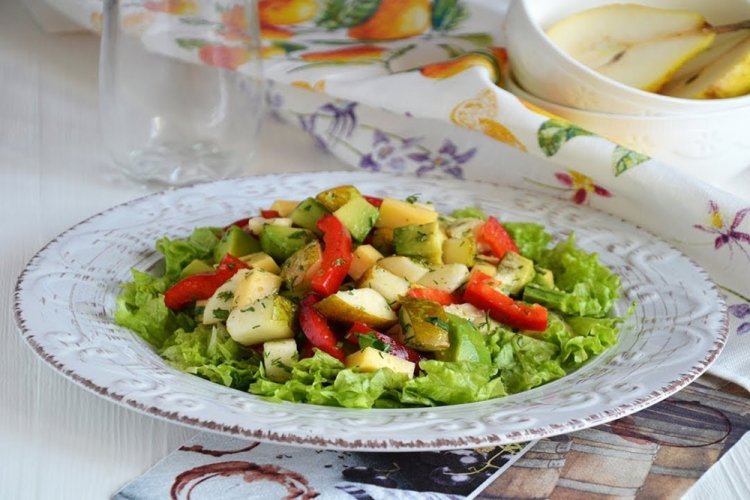 Ensalada de pera, aguacate y pimiento morrón