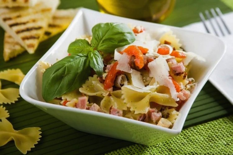 Ensalada de pasta, jamón y maíz