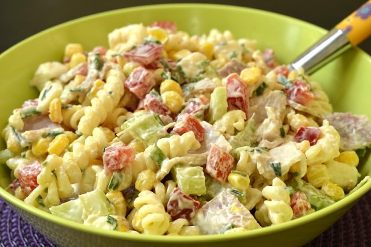 Ensalada de pasta y salchichas ahumadas