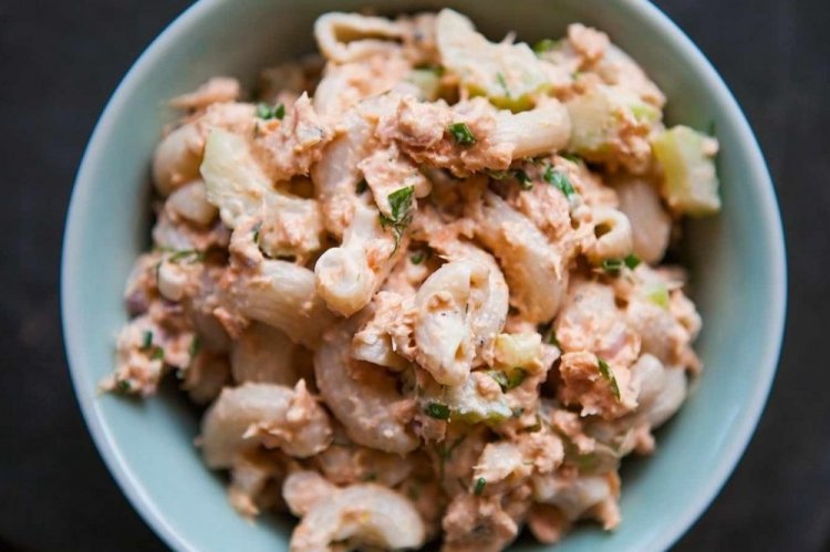 Ensalada de pasta y conservas de pescado