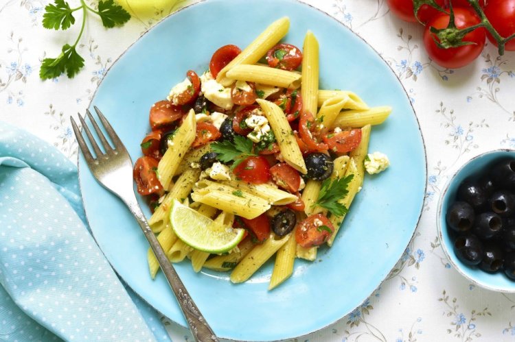 Ensalada de pasta y queso feta