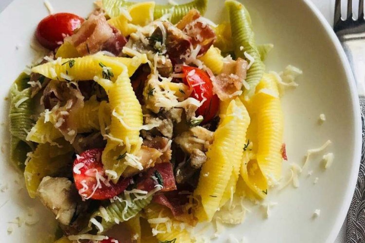 Ensalada de pasta y tocino