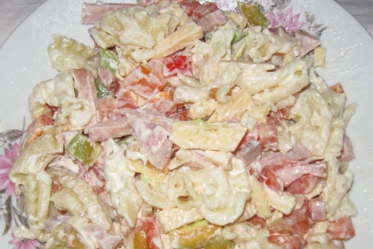 Ensalada de pasta y salchicha