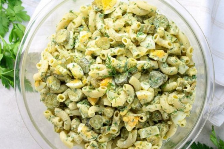 Ensalada de pasta, zanahoria y pepinillos