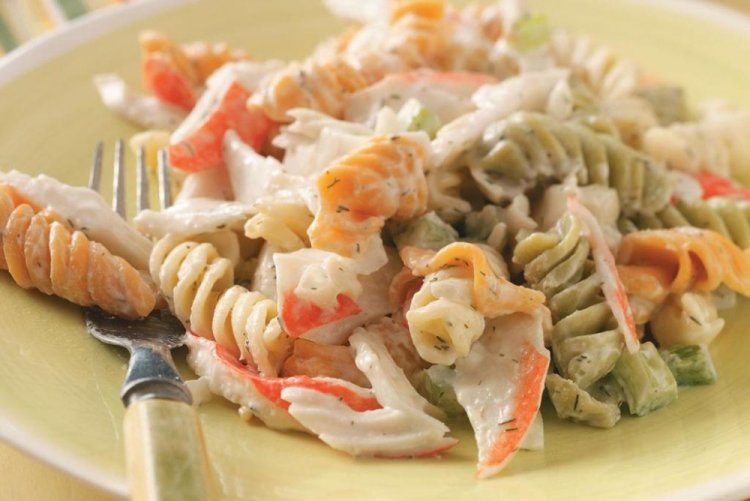 Ensalada de pasta y palitos de cangrejo