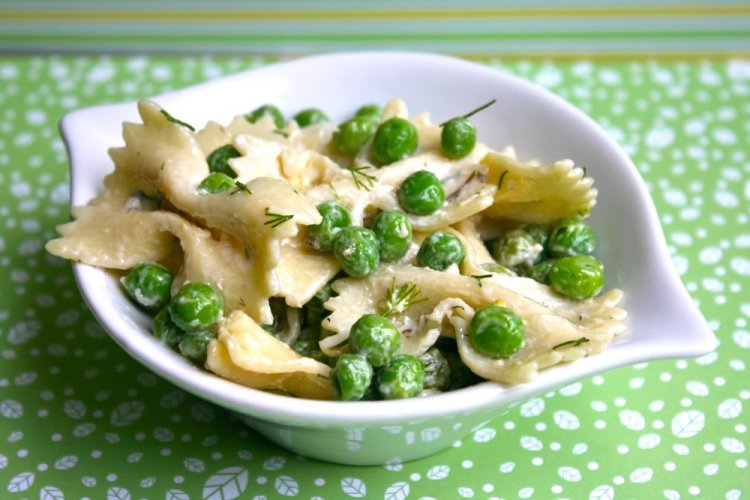 Ensalada de pasta, rúcula y guisantes verdes