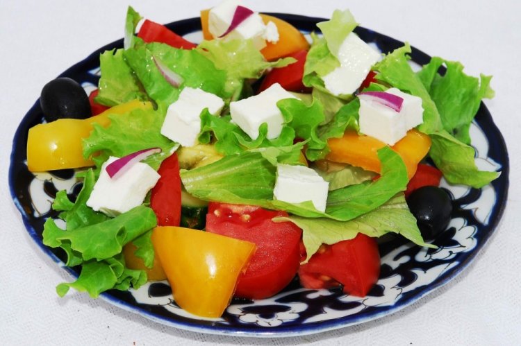 Salad with Olives and Bell Pepper