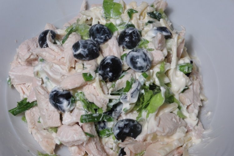 Salad with Chicken, Olives, and Apples