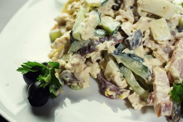 Salad with Olives and Beef