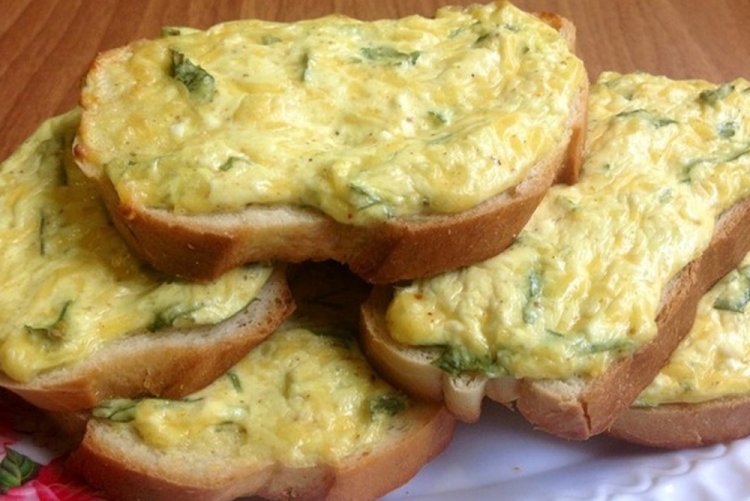 Sándwiches calientes con requesón y hierbas