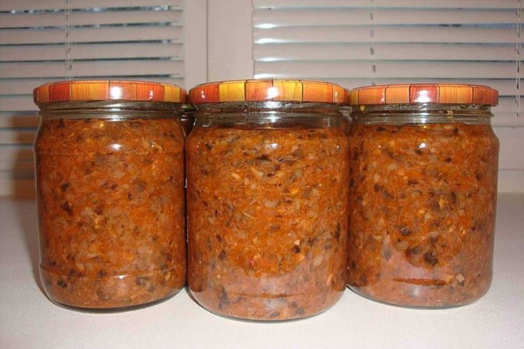 Caviar de setas Lactarius deliciosus con cebolla y zanahoria para el invierno