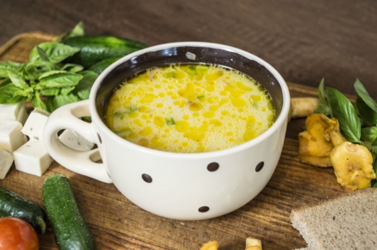 Sopa de queso con pollo y rebozuelos