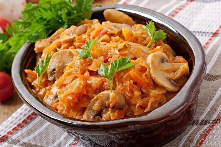 Col estofada con champiñones