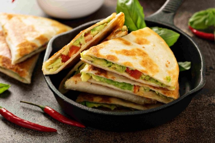 Tortilla con aguacate y parmesano