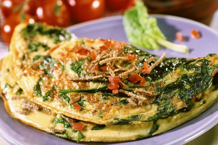 Tortilla con tortilla y espinacas para el desayuno