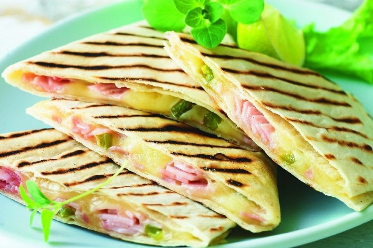 Tortilla con queso y salchicha