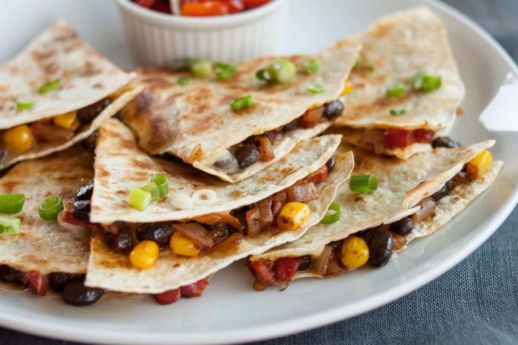 Tortilla con verduras y frijoles