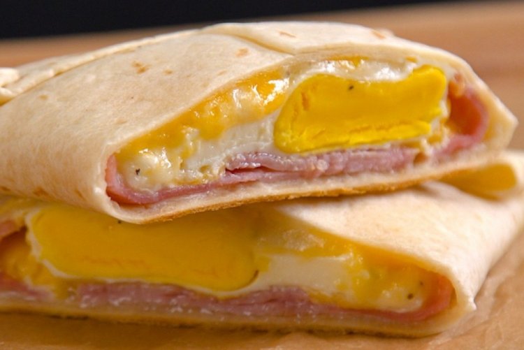 Tortilla con jamón y tocino para el desayuno