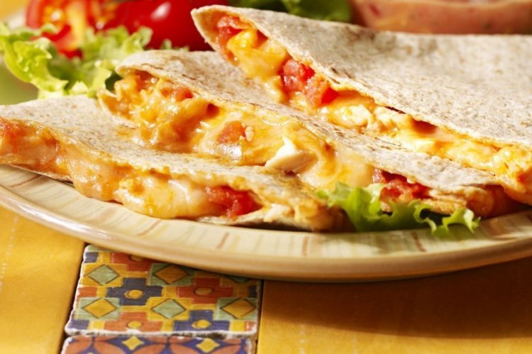 Tortilla con requesón y tomate para el desayuno