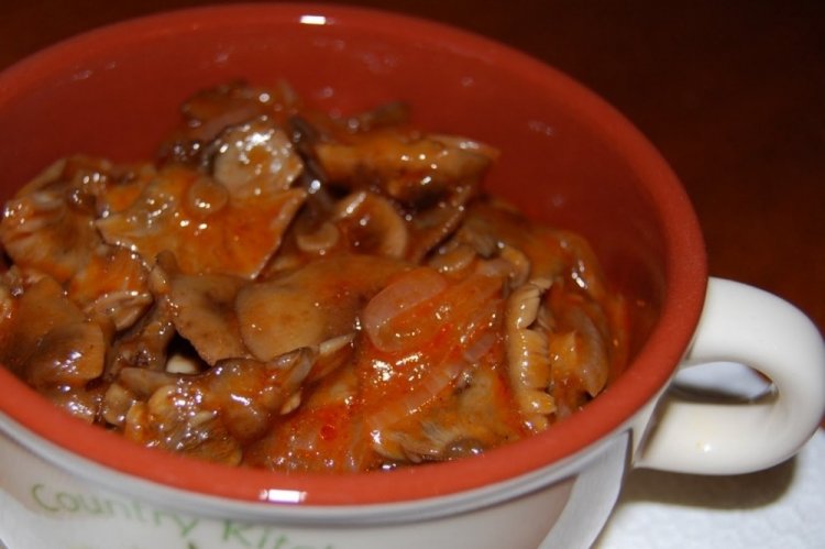 Setas Lactarius en salsa de tomate para el invierno