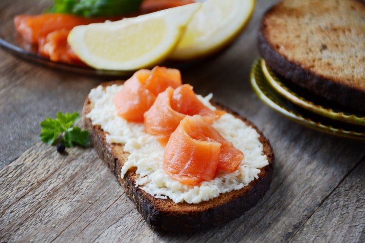 Sandwiches with Cottage Cheese and Red Fish