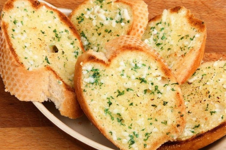 Tostadas de ajo con hierbas al horno