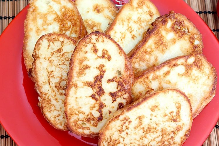Tostadas con huevos y agua