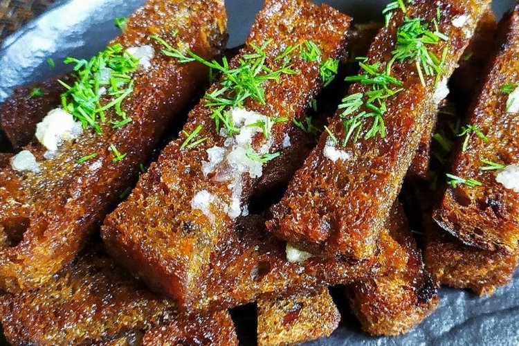 Tostadas de pan negro con ajo