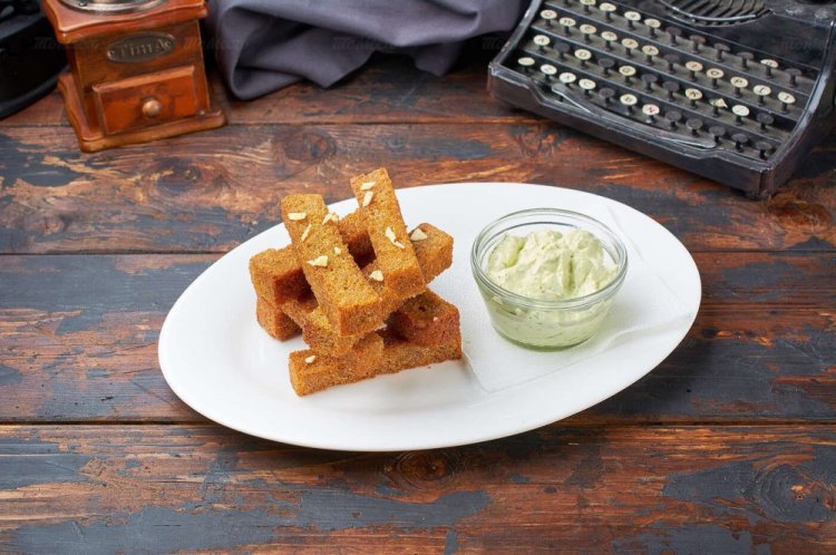 Tostadas de pan de centeno con ajo