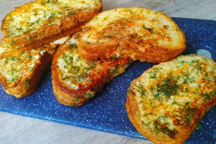 Tostadas con huevo y hierbas