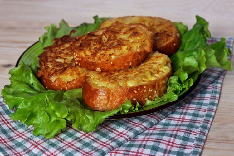 French Toast with Egg and Onion