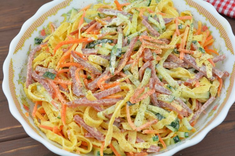 Ensalada con tortilla y salchicha