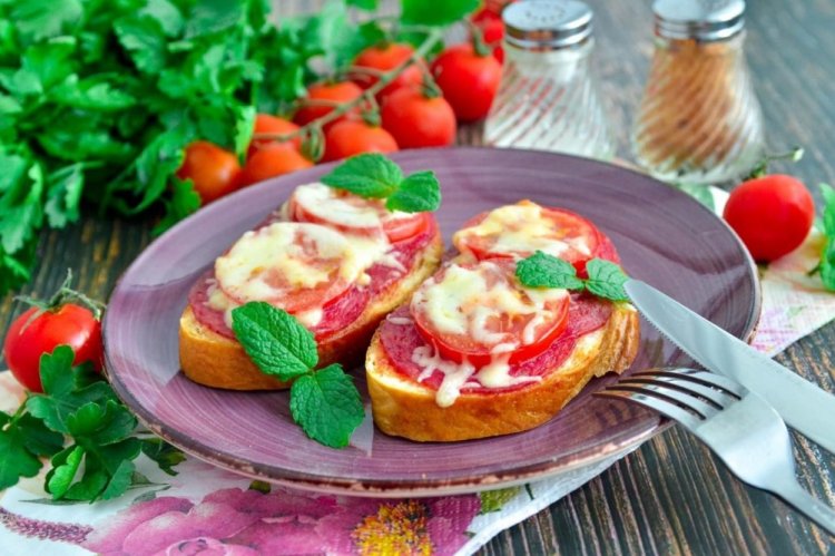 Sándwiches calientes con salchicha y tomate