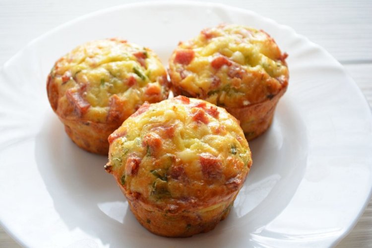 Magdalenas saladas con salchicha y queso