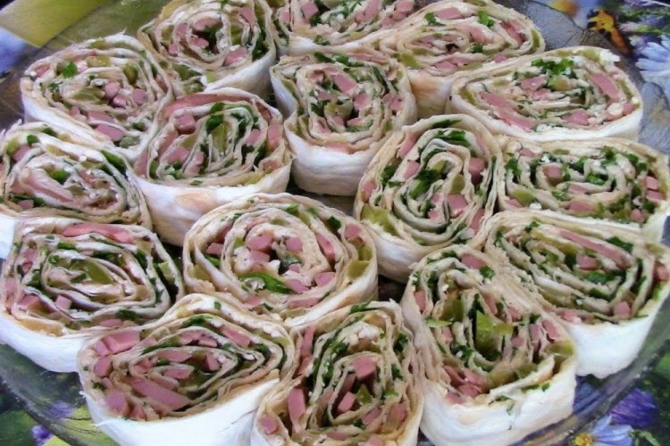 Rollo de lavash con salchicha