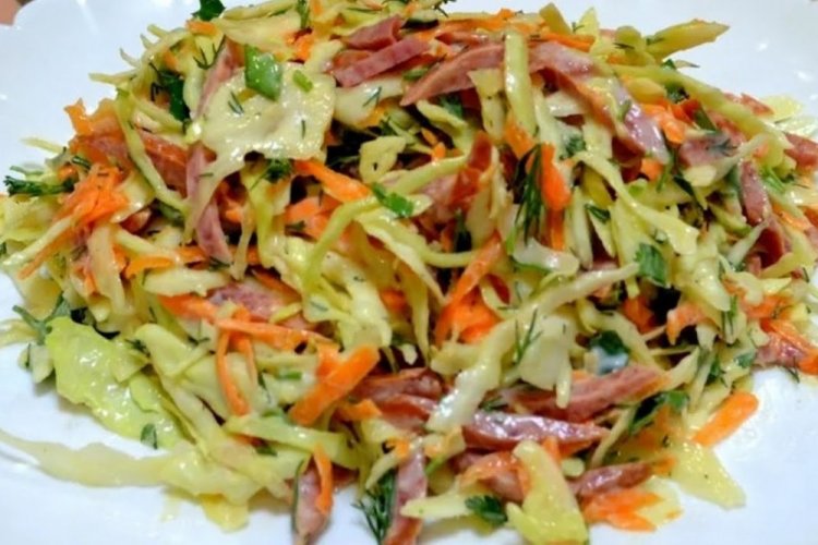 Ensalada de col y salchicha