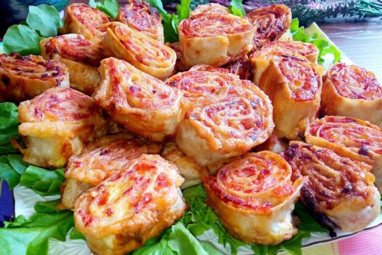 Lavash con salchicha en sartén